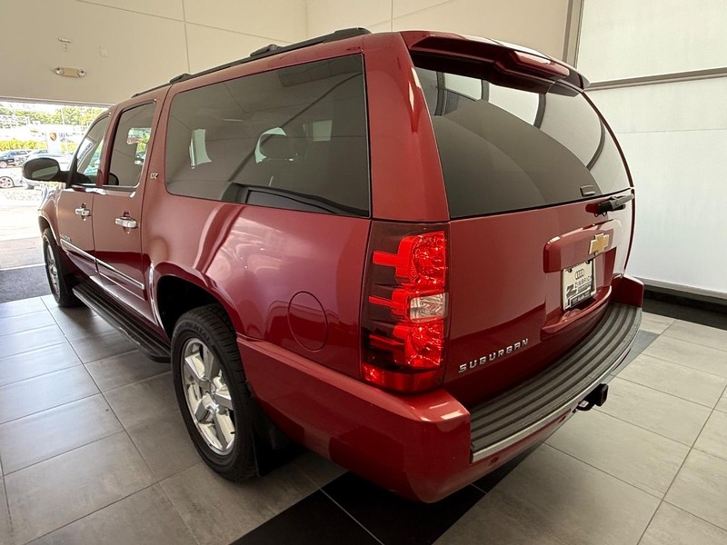 Chevrolet Suburban Vehicle Image 4
