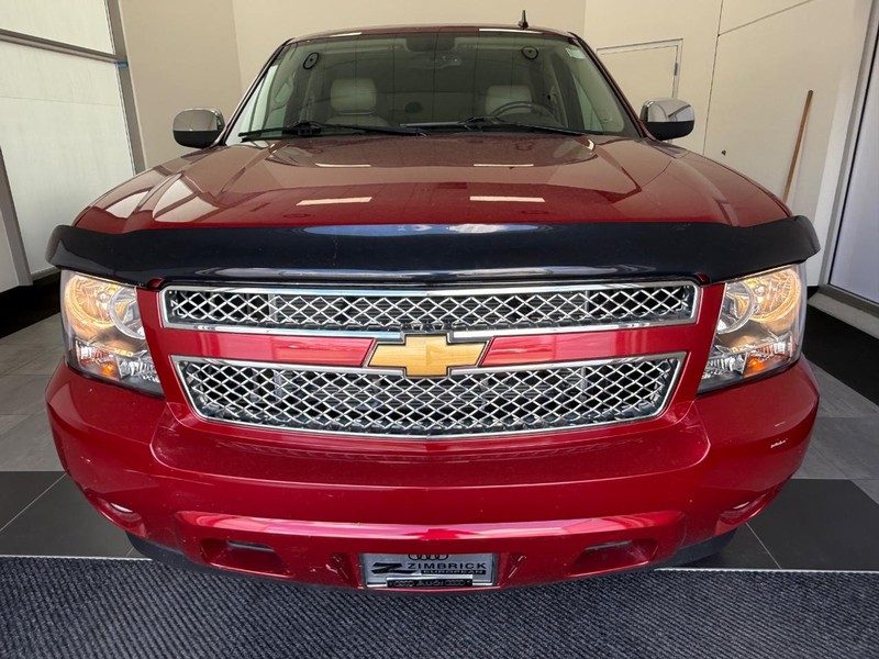 Chevrolet Suburban Vehicle Image 7