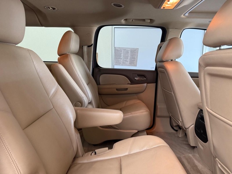 Chevrolet Suburban Vehicle Image 8
