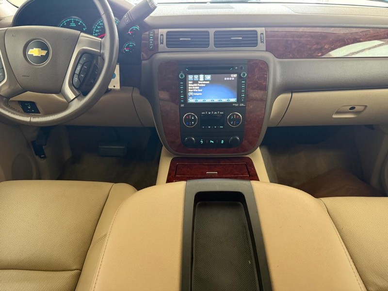 Chevrolet Suburban Vehicle Image 10