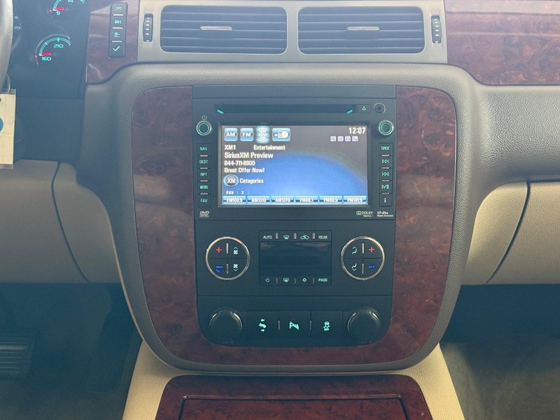 Chevrolet Suburban Vehicle Image 11