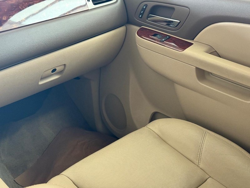 Chevrolet Suburban Vehicle Image 13