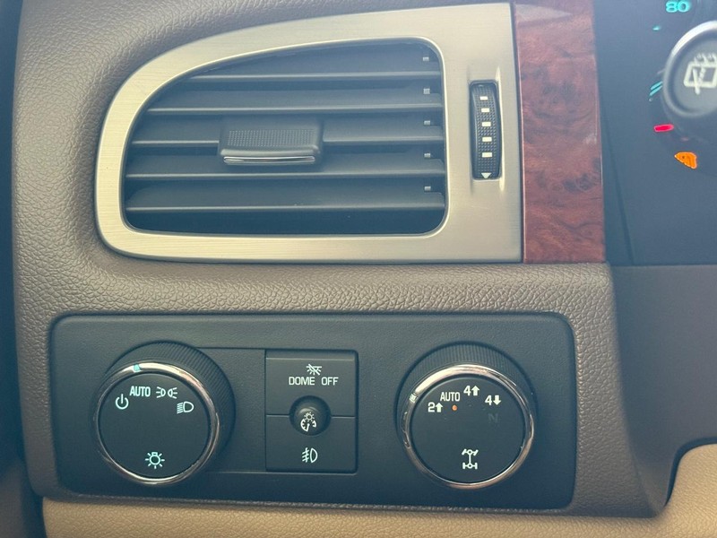Chevrolet Suburban Vehicle Image 17