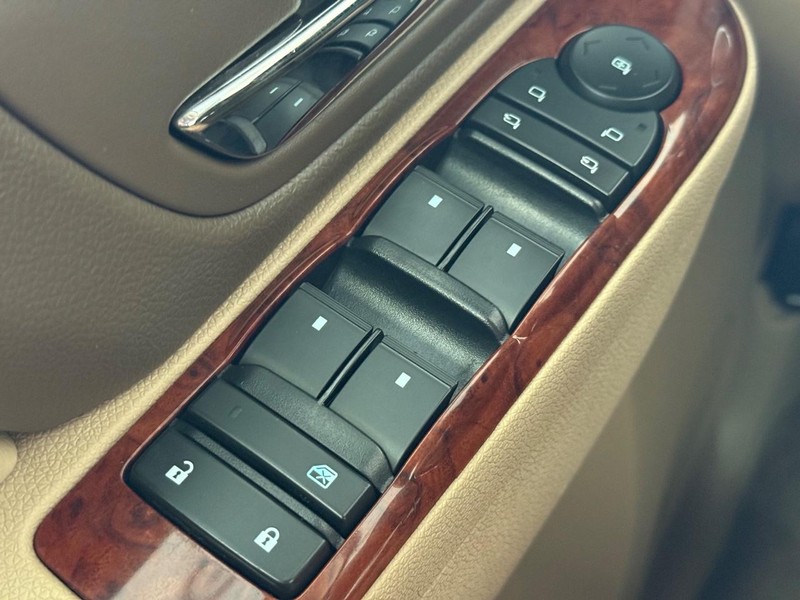 Chevrolet Suburban Vehicle Image 19