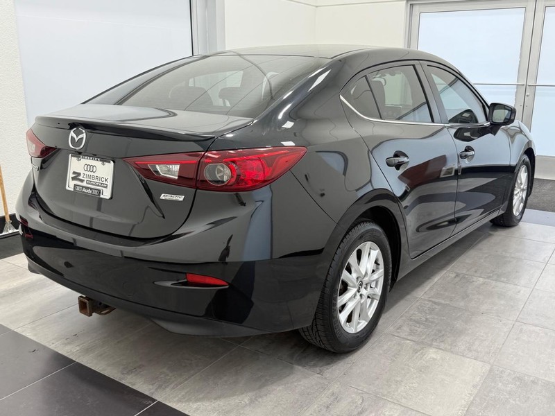 Mazda Mazda3 Sedan Vehicle Image 2