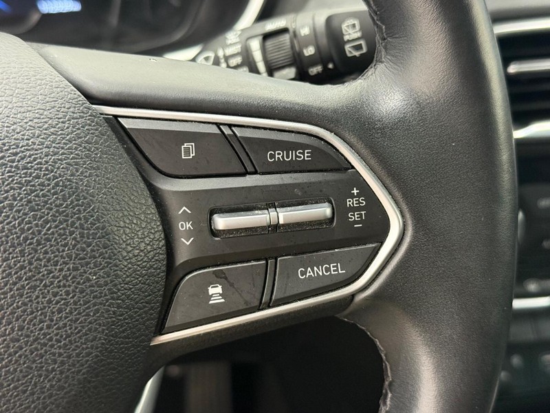 Hyundai Santa Fe Vehicle Image 16