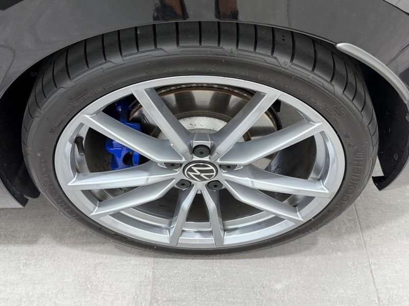Volkswagen Golf R Vehicle Image 5