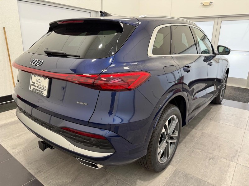 Audi Q5 Vehicle Image 2