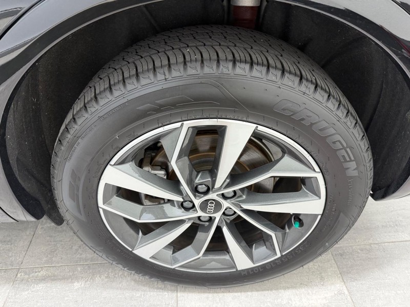 Audi Q5 Vehicle Full-screen Gallery Image 05