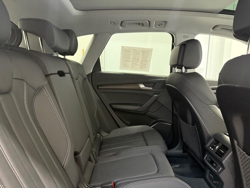 Audi Q5 Vehicle Full-screen Gallery Image 08