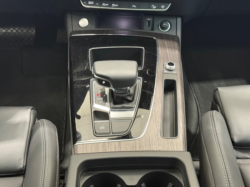 Audi Q5 Vehicle Full-screen Gallery Image 11