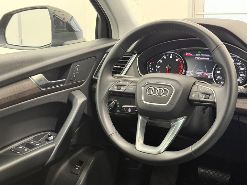 Audi Q5 Vehicle Full-screen Gallery Image 12