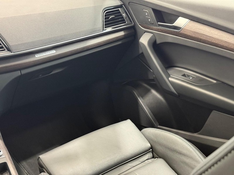 Audi Q5 Vehicle Full-screen Gallery Image 13