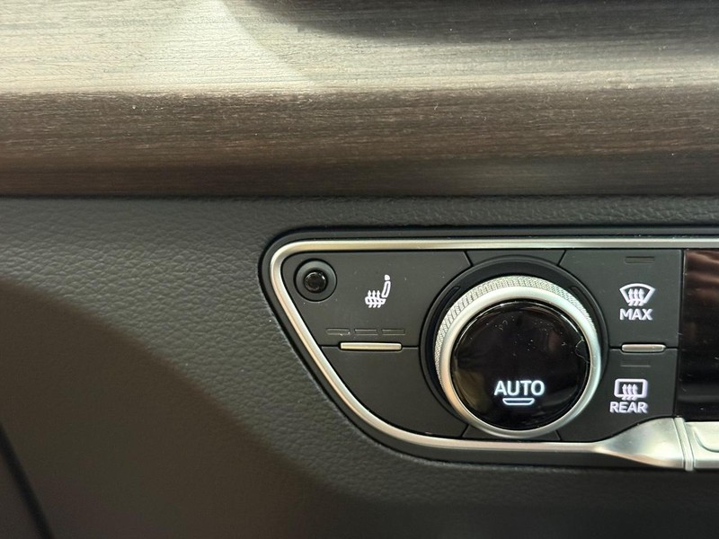 Audi Q5 Vehicle Full-screen Gallery Image 17