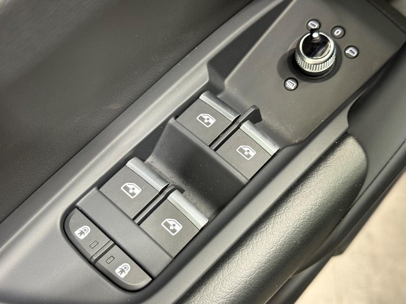 Audi Q5 Vehicle Full-screen Gallery Image 18