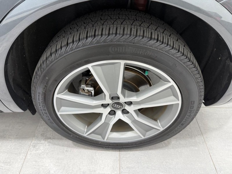 Audi Q5 Vehicle Full-screen Gallery Image 05