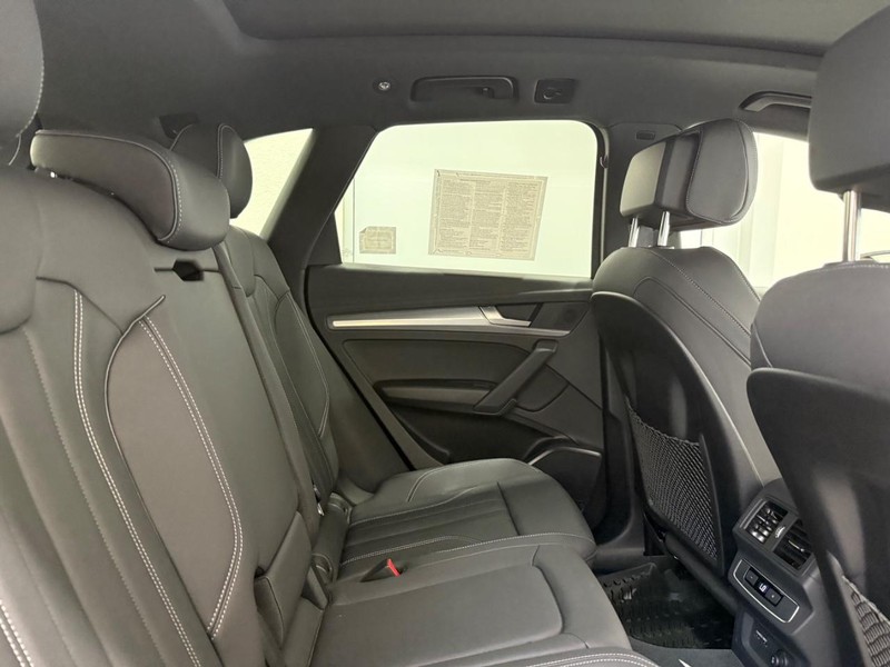 Audi Q5 Vehicle Full-screen Gallery Image 08