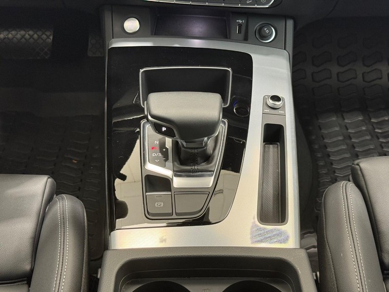 Audi Q5 Vehicle Full-screen Gallery Image 11