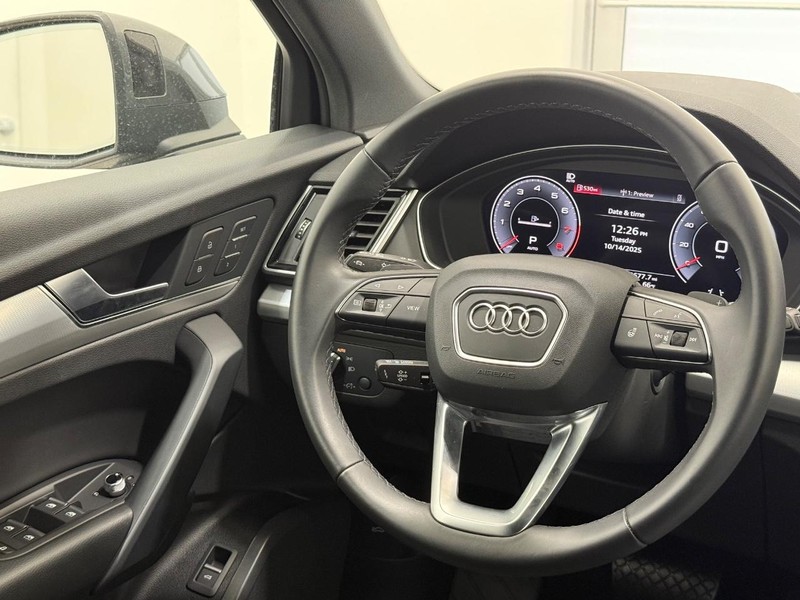 Audi Q5 Vehicle Full-screen Gallery Image 12