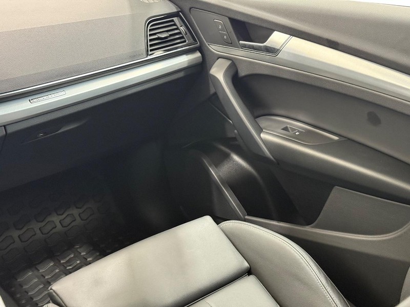 Audi Q5 Vehicle Full-screen Gallery Image 13