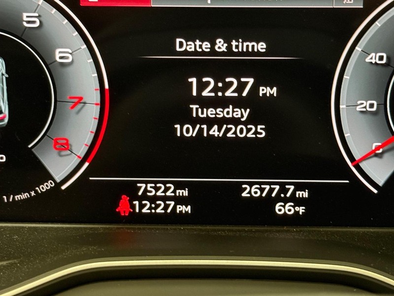 Audi Q5 Vehicle Full-screen Gallery Image 17