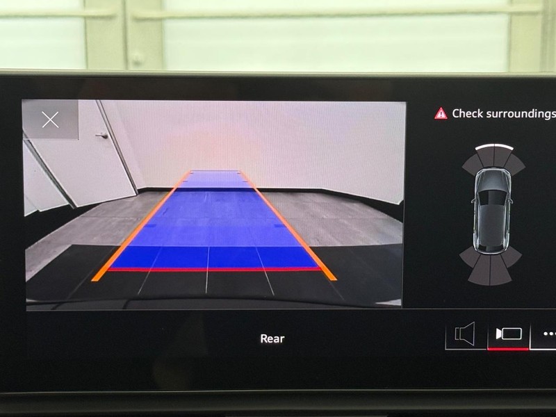 Audi Q5 Vehicle Full-screen Gallery Image 18