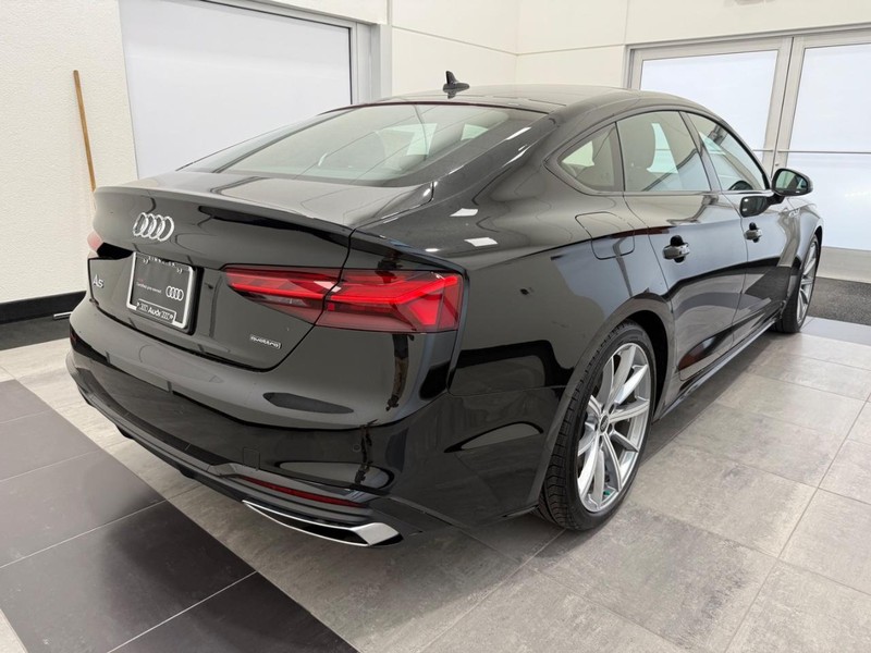 Audi A5 Sportback Vehicle Full-screen Gallery Image 02