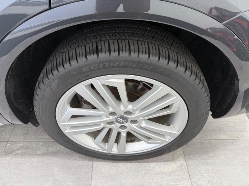 Audi Q5 Vehicle Full-screen Gallery Image 05