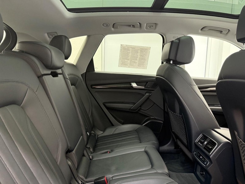 Audi Q5 Vehicle Full-screen Gallery Image 08