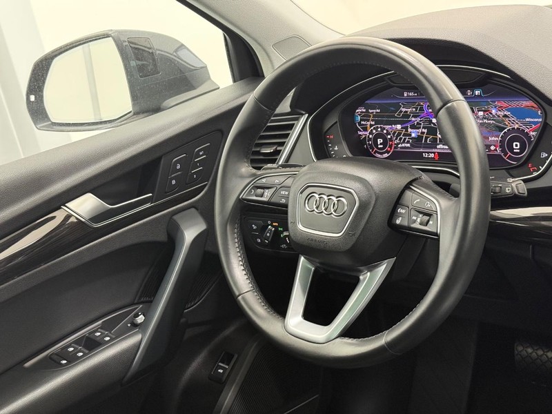 Audi Q5 Vehicle Full-screen Gallery Image 12