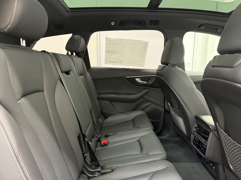 Audi Q7 Vehicle Image 4