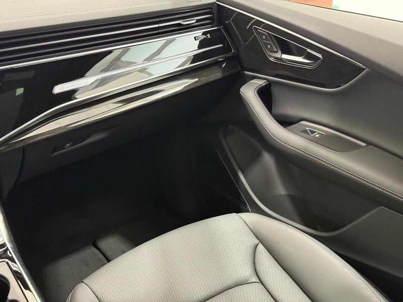 Audi Q7 Vehicle Image 9