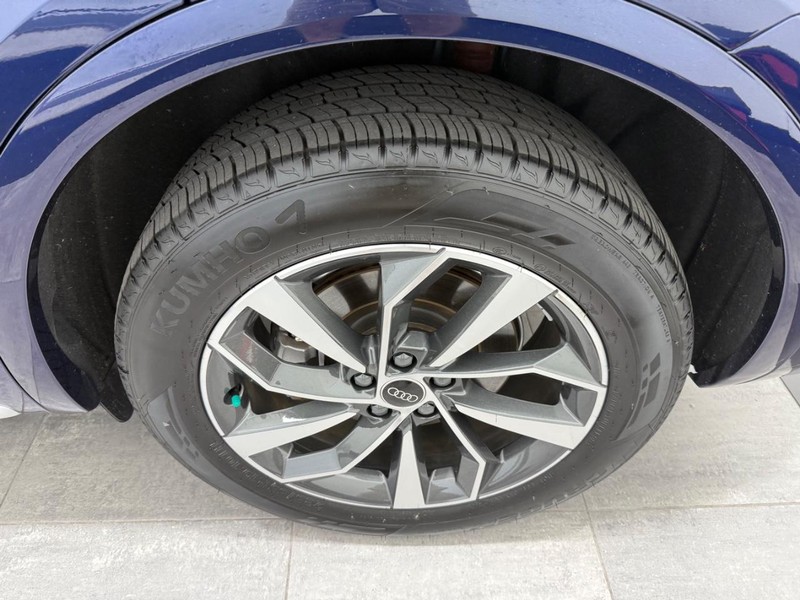 Audi Q5 Vehicle Full-screen Gallery Image 05