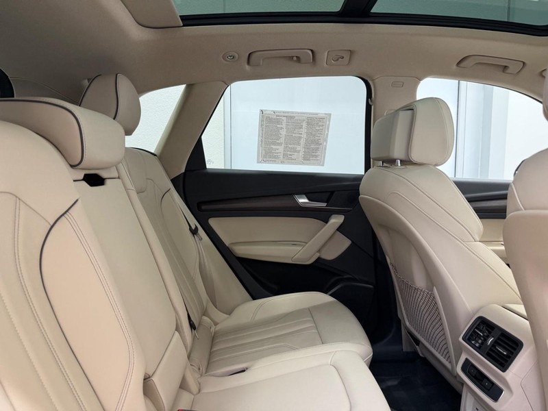 Audi Q5 Vehicle Full-screen Gallery Image 08