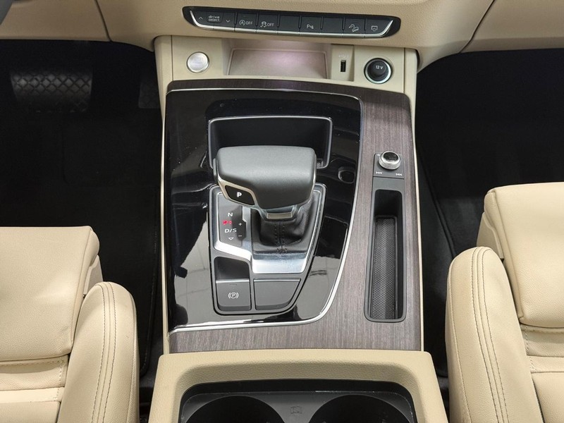 Audi Q5 Vehicle Full-screen Gallery Image 11