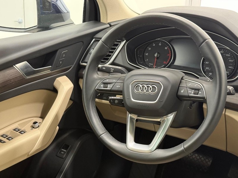 Audi Q5 Vehicle Full-screen Gallery Image 12