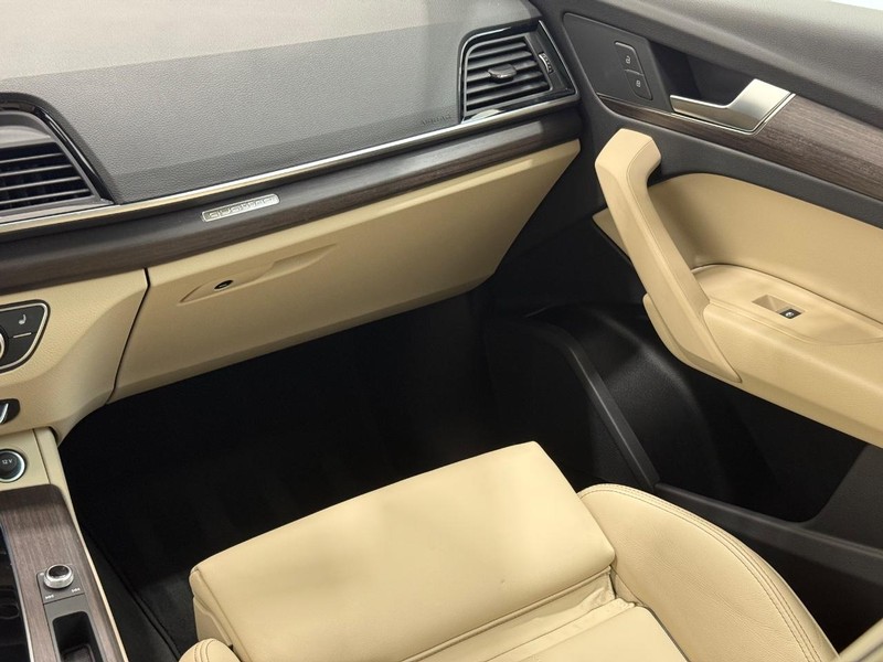 Audi Q5 Vehicle Full-screen Gallery Image 13