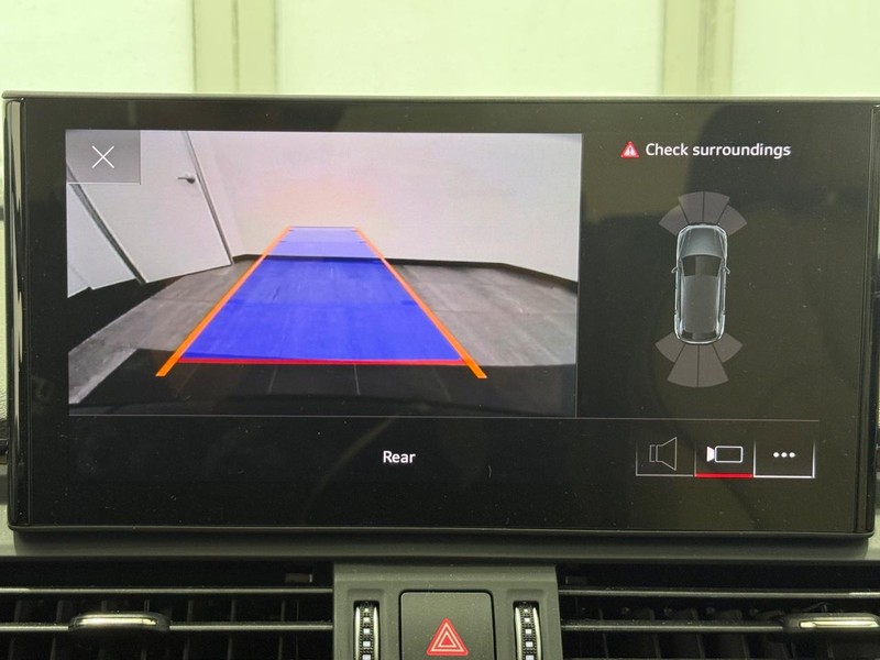 Audi Q5 Vehicle Full-screen Gallery Image 17