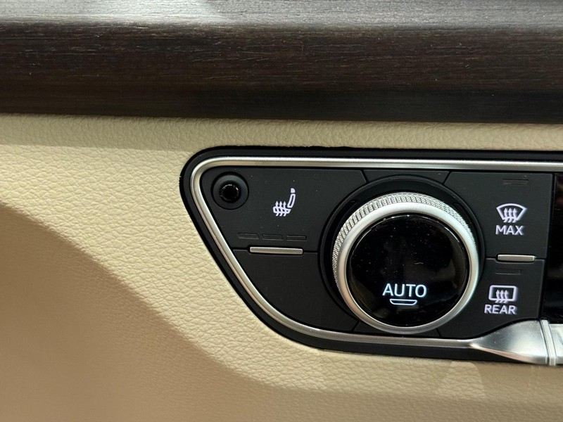 Audi Q5 Vehicle Full-screen Gallery Image 18