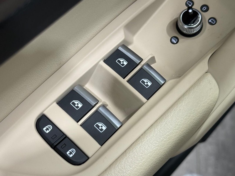 Audi Q5 Vehicle Full-screen Gallery Image 19