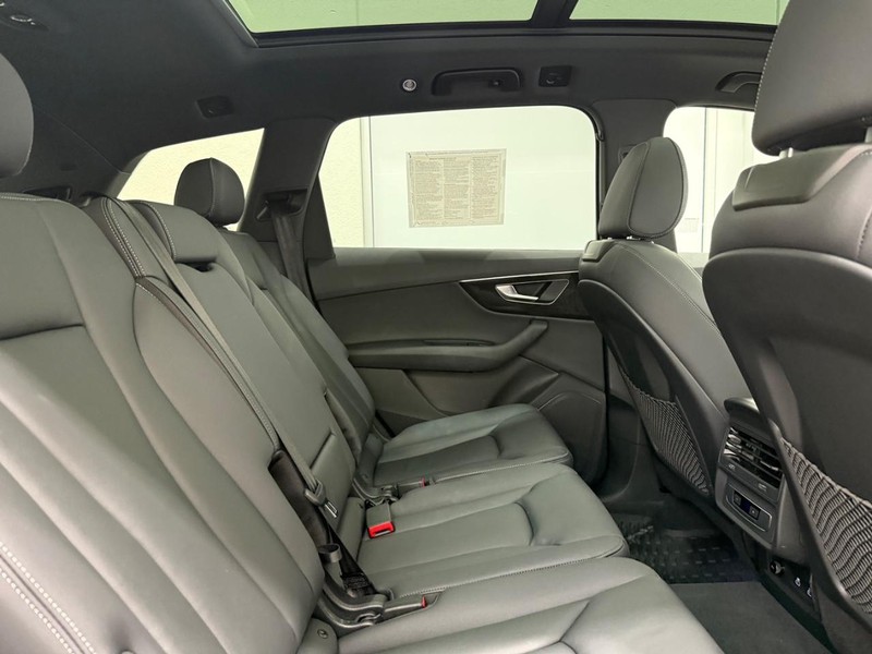 Audi Q7 Vehicle Image 8