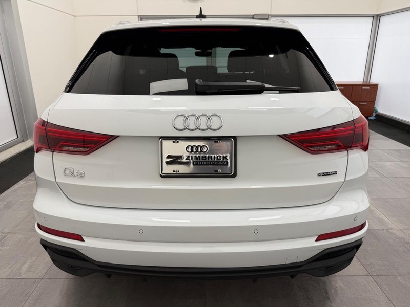 Audi Q3 Vehicle Full-screen Gallery Image 03