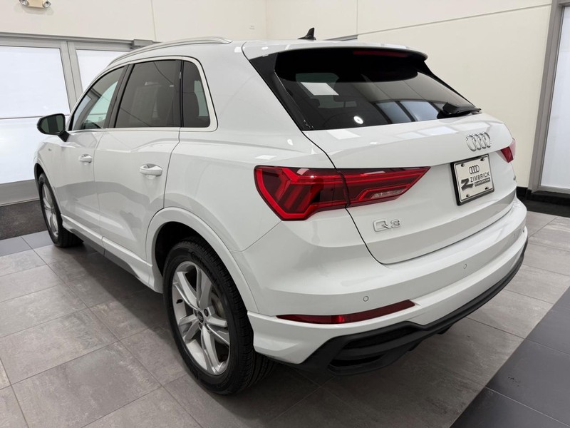 Audi Q3 Vehicle Full-screen Gallery Image 04