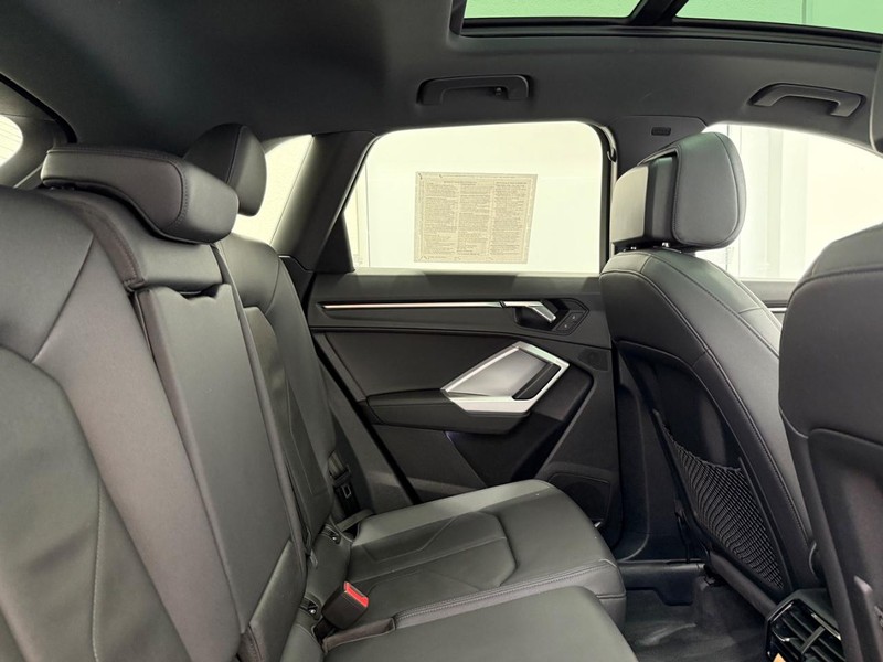 Audi Q3 Vehicle Full-screen Gallery Image 08