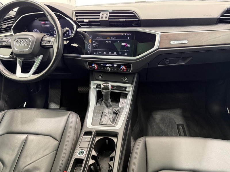 Audi Q3 Vehicle Full-screen Gallery Image 09