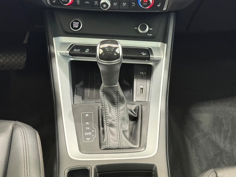 Audi Q3 Vehicle Full-screen Gallery Image 11