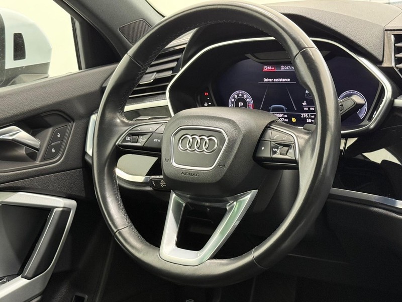 Audi Q3 Vehicle Full-screen Gallery Image 12