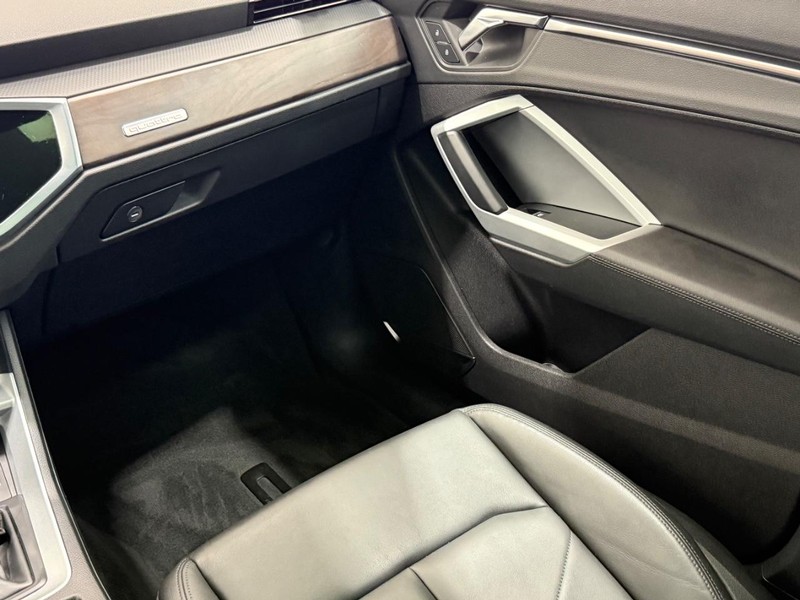 Audi Q3 Vehicle Full-screen Gallery Image 13