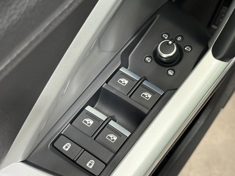 Audi Q3 Vehicle Full-screen Gallery Image 19