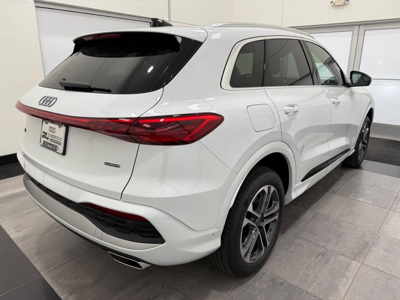 Audi Q5 Vehicle Image 2